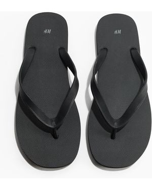 H&M Zehensandalen aus Gummi - Schwarz