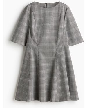 H&M Tailliertes Twillkleid - Grau