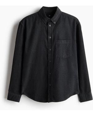 H&M Cordhemd in Regular Fit - Schwarz