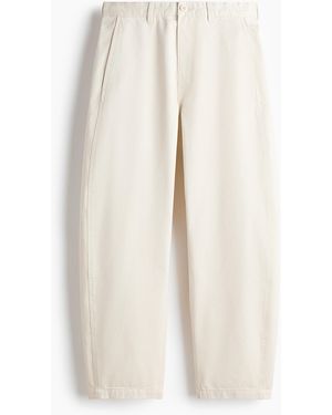 H&M Chino mit Barrel Leg in Relaxed Fit - Weiß