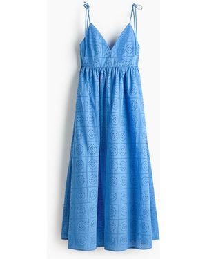 H&M Kleid mit Broderie Anglaise und Bindeträgern - Blau