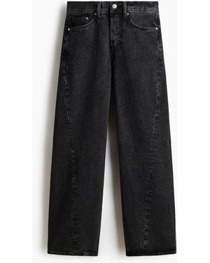 H&M Loose Straight Jeans mit Twisted Leg - Schwarz