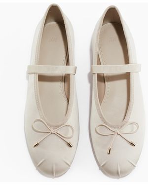 H&M Mary-Janes aus Satin - Natur