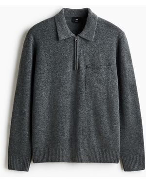 H&M Gestricktes Poloshirt in Regular Fit - Schwarz