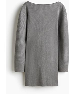 H&M Geripptes Strickkleid - Grau