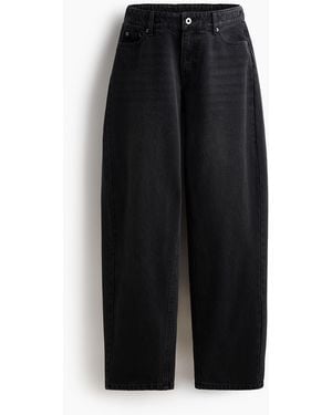 H&M MAMA Jeans mit Barrel Leg - Schwarz