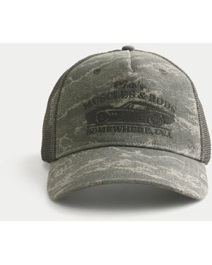 Hollister Trucker-Kappe mit Camo-Muster und Mac's Muscle & Rods-Grafik - Grün