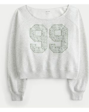 Hollister Lässiges, schulterfreies Sweatshirt mit Rundhalsausschnitt und Nummerngrafik - Weiß