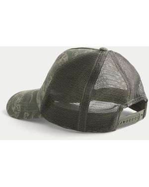 Hollister Trucker-Kappe mit Camo-Muster und Mac's Muscle & Rods-Grafik - Grün