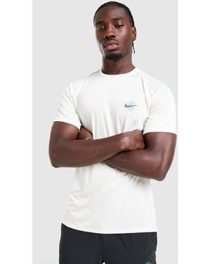 Nike Stride Graphic T-Shirt - Blanc
