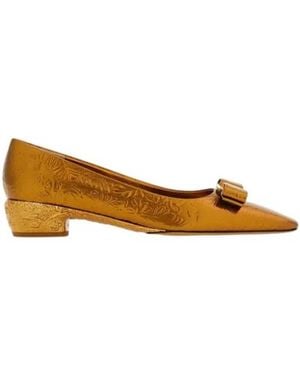 Ferragamo Riace Laminated Vara Pumps - Brown