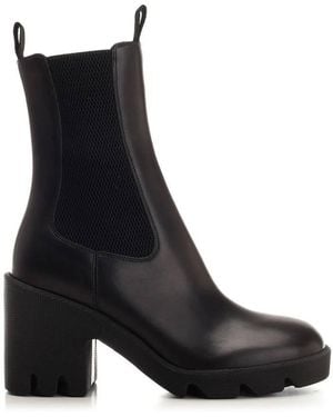 Burberry Leather Stride Eden Chelsea Boots, Brand Size 38 Us - Black