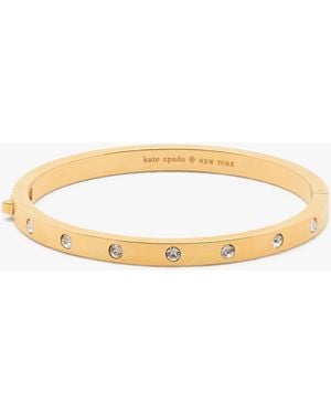 Kate Spade Set in Stone Armreif aus Emaille mit Scharnierverschluss - Natur
