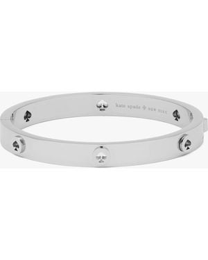 Kate Spade Spot The Spade Armreif Mit Scharnierverschluss Mit Nieten - Weiß