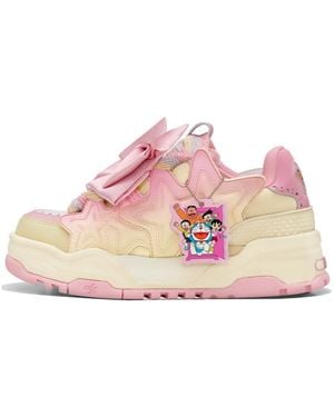 KAALIXTO X Doraemon Skateboarding Low - Pink