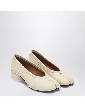 Maison Margiela Leather Tabi Cut-Out Low Pumps - Natural