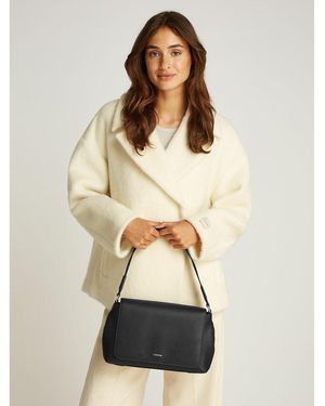 Calvin Klein Bolso con solapa para llevar al hombro - Neutro