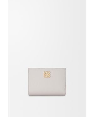 Loewe Cartera Compacta Anagram En Piel De Cuero Graneada Mujer - Blanco