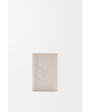 Loewe Cartera Vertical Pequeña Anagram En Piel De Cuero Mujer - Blanco