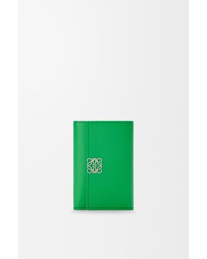 Loewe Cartera Vertical Pequeña Anagram En Piel De Cuero Graneada Mujer - Verde