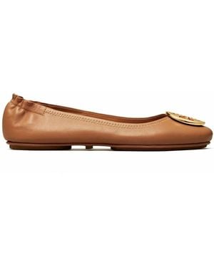 Tory Burch BALLERINA MINNIE TRAVEL IN PELLE CON LOGO IN METALLO - Marrone