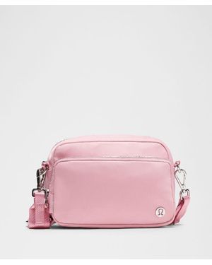 lululemon Everywhere Crossbody Bag 2L - Pink