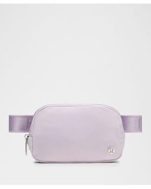 lululemon – Everywhere Belt Bag 1L Metallic Wordmark – /Pastel - Purple