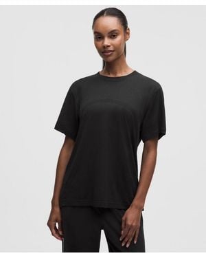 lululemon – Swiftly Relaxed Short-Sleeve Shirt Hip Length Logo – – Size 4 - Black