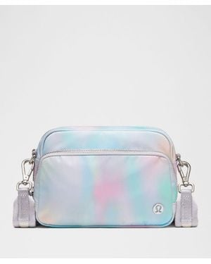 lululemon – Everywhere Crossbody Bag 2L Print Pride – /Pastel - Blue