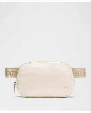 lululemon – Everywhere Belt Bag 1L Metallic Wordmark – - Natural
