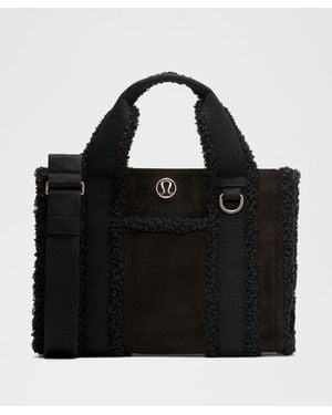 lululemon – Boxy Mini Tote Bag 4.5L Faux Shearling Trims – - Black