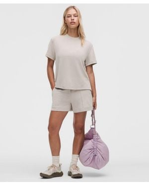 lululemon – Lightweight Softstreme Mid-Rise Pintuck Shorts – 4" – Colour Khaki – Size Large - Multicolour