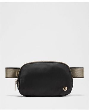 lululemon – Everywhere Belt Bag 1L Metallic Wordmark – - Black
