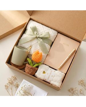 Danrong Crochet Tulip Gift Box Fleece Blanket Mug Socks Notebook Greeting Card Care Package - Natural