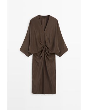 MASSIMO DUTTI Soepelvallende Midi-Jurk Met Geplooide Ceintuur - Bruin