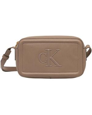 Calvin Klein Tassen ,Signature Monogram Crossbody Camera Bag - Bruin
