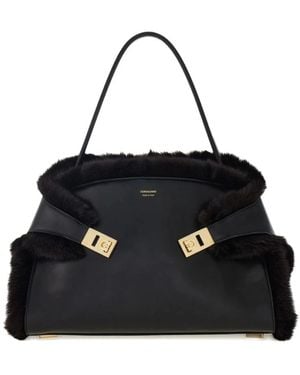 Ferragamo Schwarze Kalbslederhandtasche Mit Goldfarbenen Details