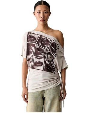 Miss Sixty Grafische T-Shirt Met Off-Shoulder Halslijn - Bruin