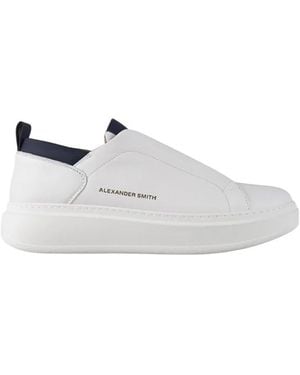 Alexander Smith Wembley Slip-On Herren Aus Weichem Weißem Leder Mit Blauen Details