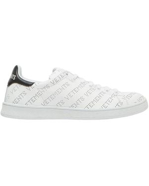 Vetements Geperforeerde Logo Sneakers - Wit