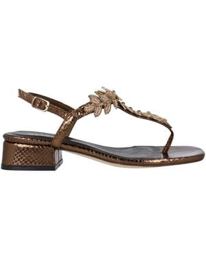 Menbur Square Low-Heel Thong Sandal - Braun