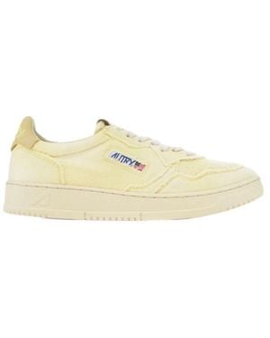 Autry Schoenen ,Geel ,Medalist Low-Top Canvas Sneakers