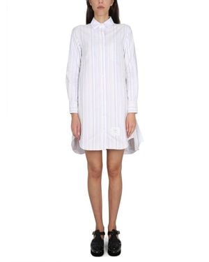 Thom Browne Overhemdjurk Met Plooien Aan De Achterkant, Knoopsluiting En Strikceintuur Tot Aan De Dij - Wit