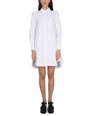 Thom Browne Overhemdjurk Met Plooien Aan De Achterkant, Knoopsluiting En Strikceintuur Tot Aan De Dij - Wit