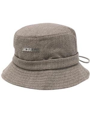 Jacquemus Gadjo Bucket Hat - Grijs