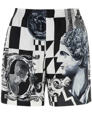Versace Korte Broeken ,Veelkleurig ,Silk Twill Print Medusa Collage Shorts - Zwart