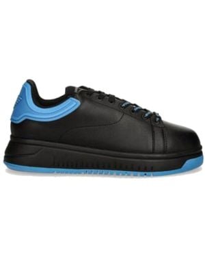 Emporio Armani Schwarzer ledersneaker mit himmelblauem retro-stil