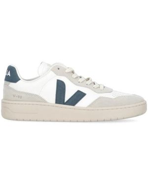 Veja Schoenen ,Wit ,Suède Witte Leren Sneakers Met V-Logo