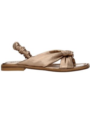 Stuart Weitzman Gouden Leren Sandaal Casual Stijl - Bruin