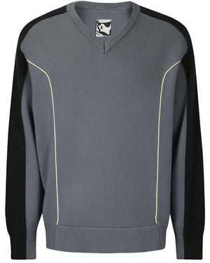 GR10K Piping v-neck pullover - Grau